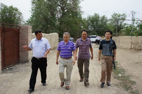 楊世友同志(zhì)在新(xīn)疆博州看望慰問當地群衆